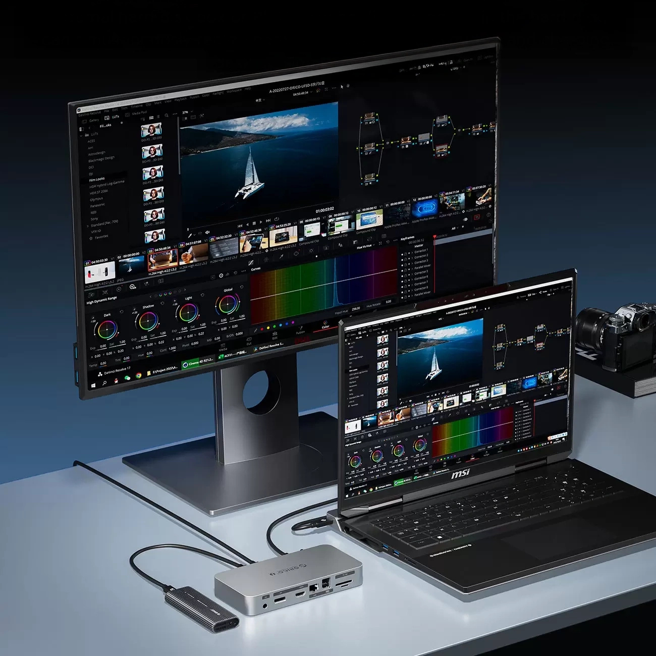 Una postazione di lavoro con due monitor, un laptop e una docking station.