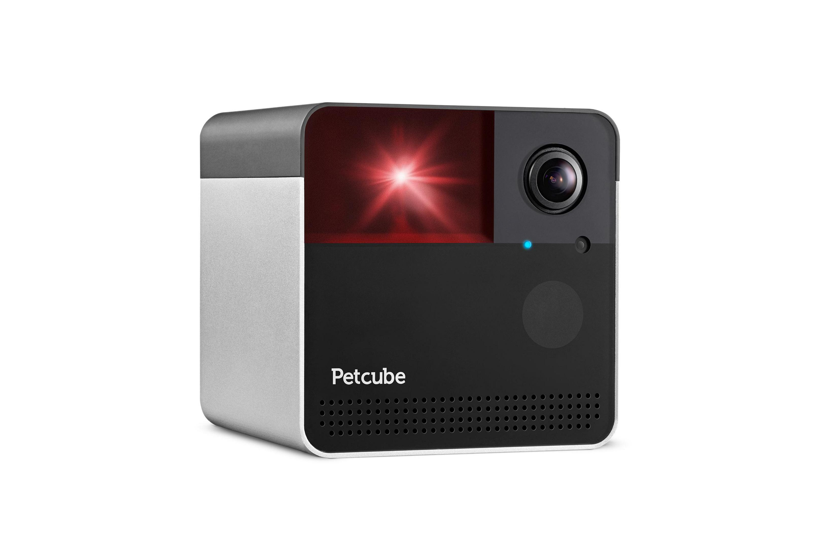 Urządzenie Petcube z kamerą i czerwonym promieniem lasera na białym tle.