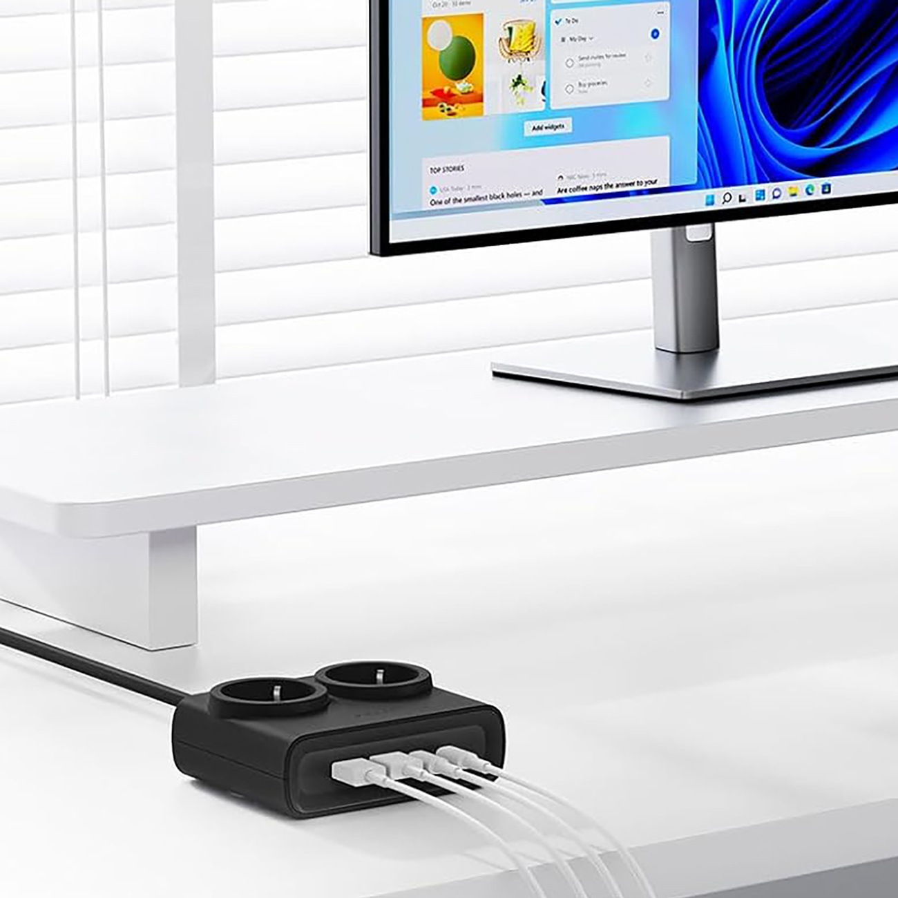 Czarna listwa zasilająca z dwoma gniazdami i czterema portami USB.