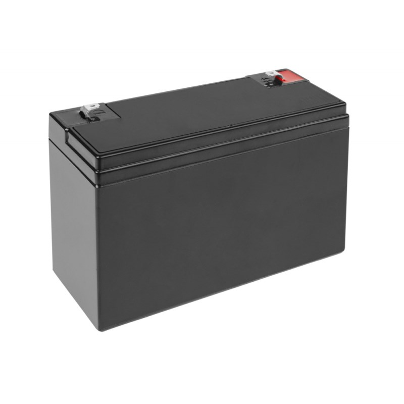 Una batteria rettangolare nera con due terminali sulla parte superiore, isolata su sfondo bianco.