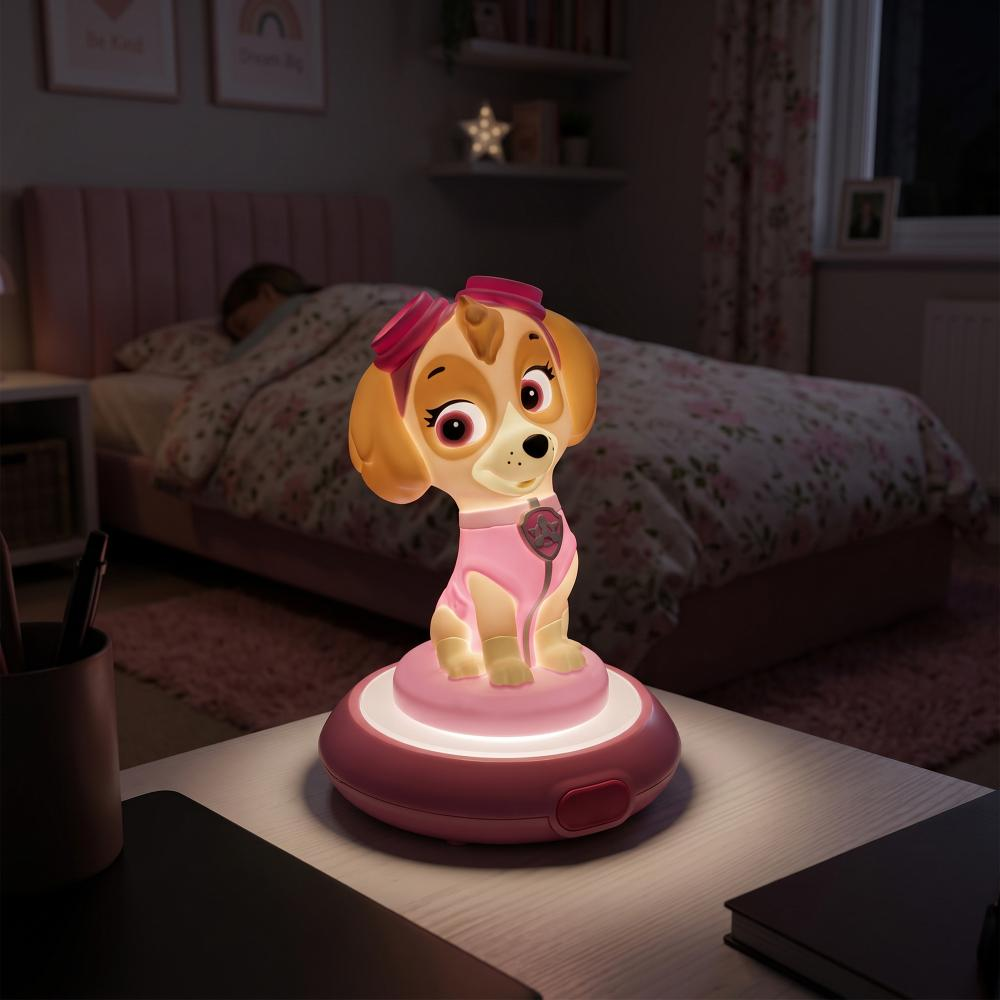 Lampa Skye z Psiego Patrolu stoi na szafce nocnej w różowej sypialni.