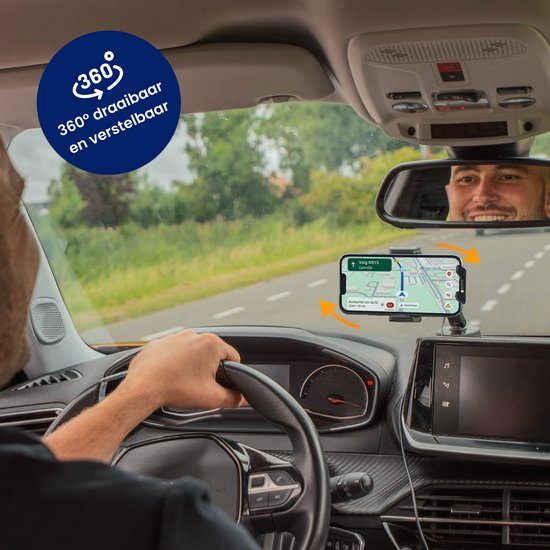 Bestuurder houdt stuur vast, telefoon met navigatie op dashboard, achteruitkijkspiegel toont bestuurder.