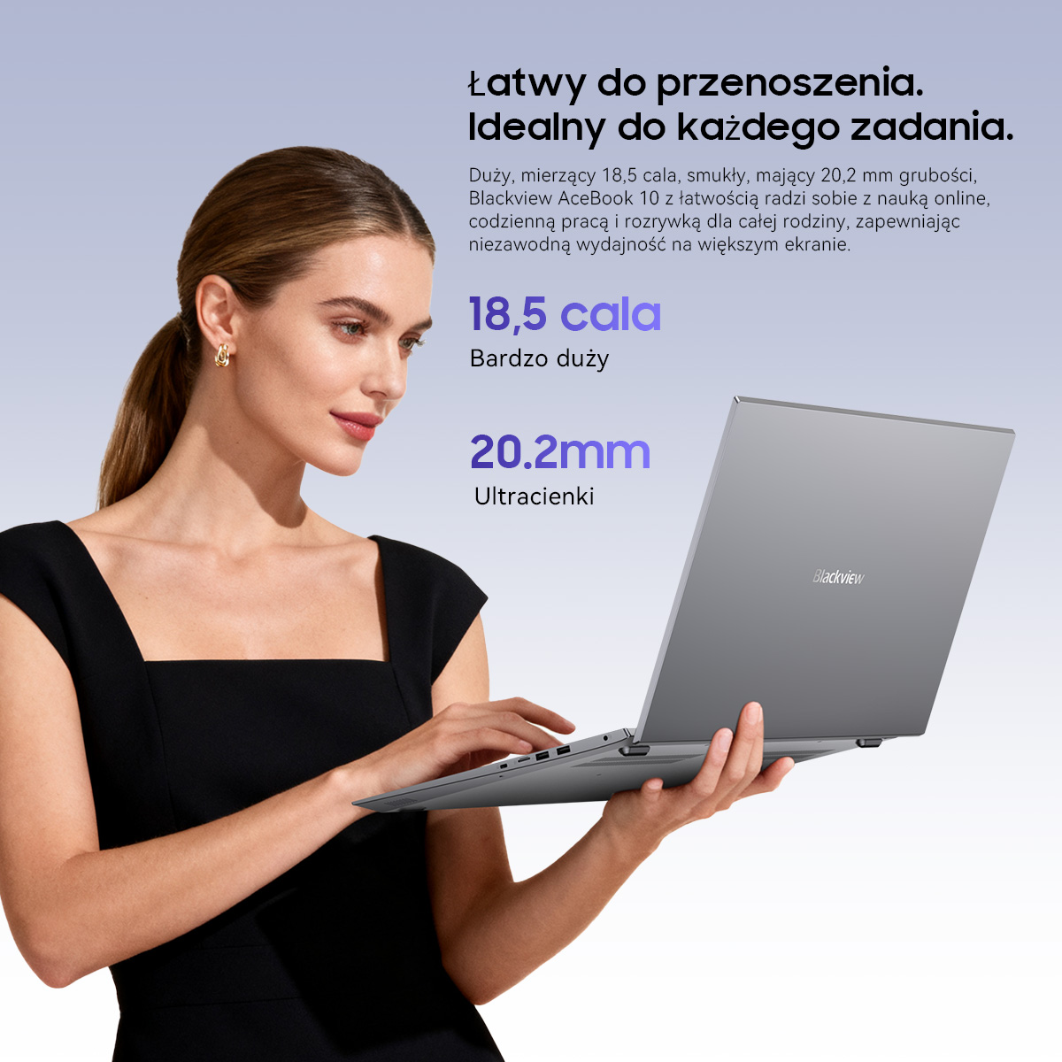 Kobieta w czarnej sukience trzyma szarego laptopa, pisząc na klawiaturze. Na ekranie tekst.