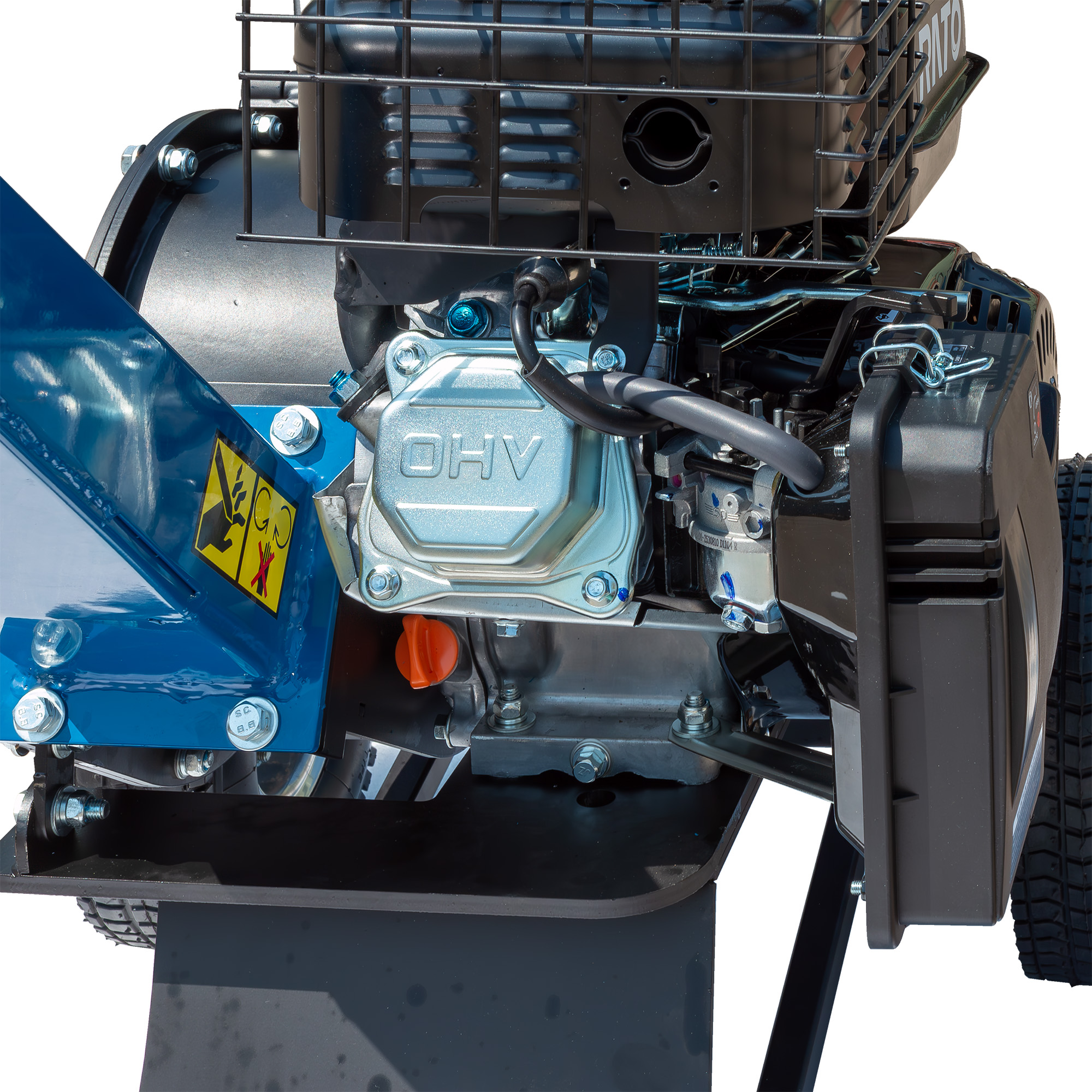 Primer plano de una máquina azul y negra con motor y pegatinas de advertencia.