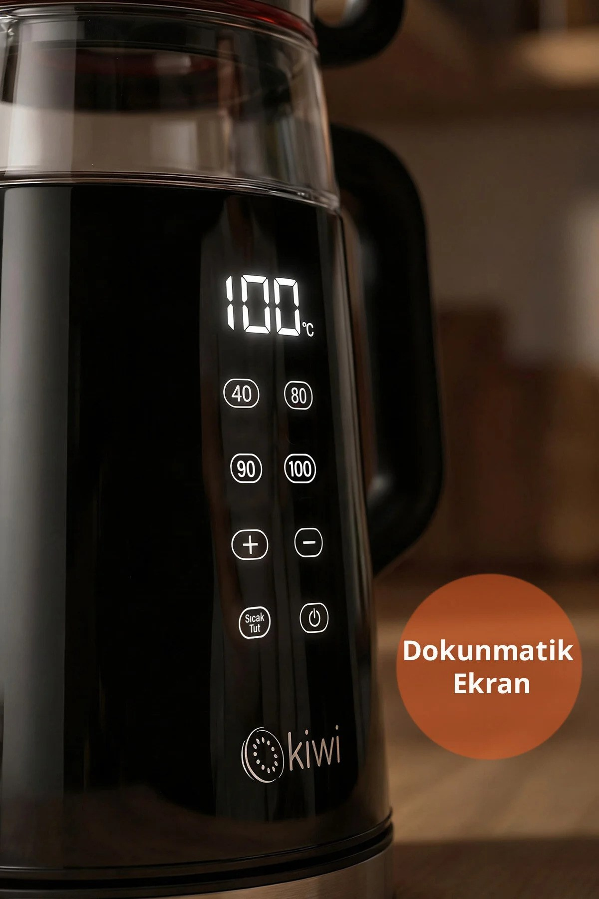 100°C gösteren dijital ekranlı siyah su ısıtıcı ve kontrol düğmeleri.