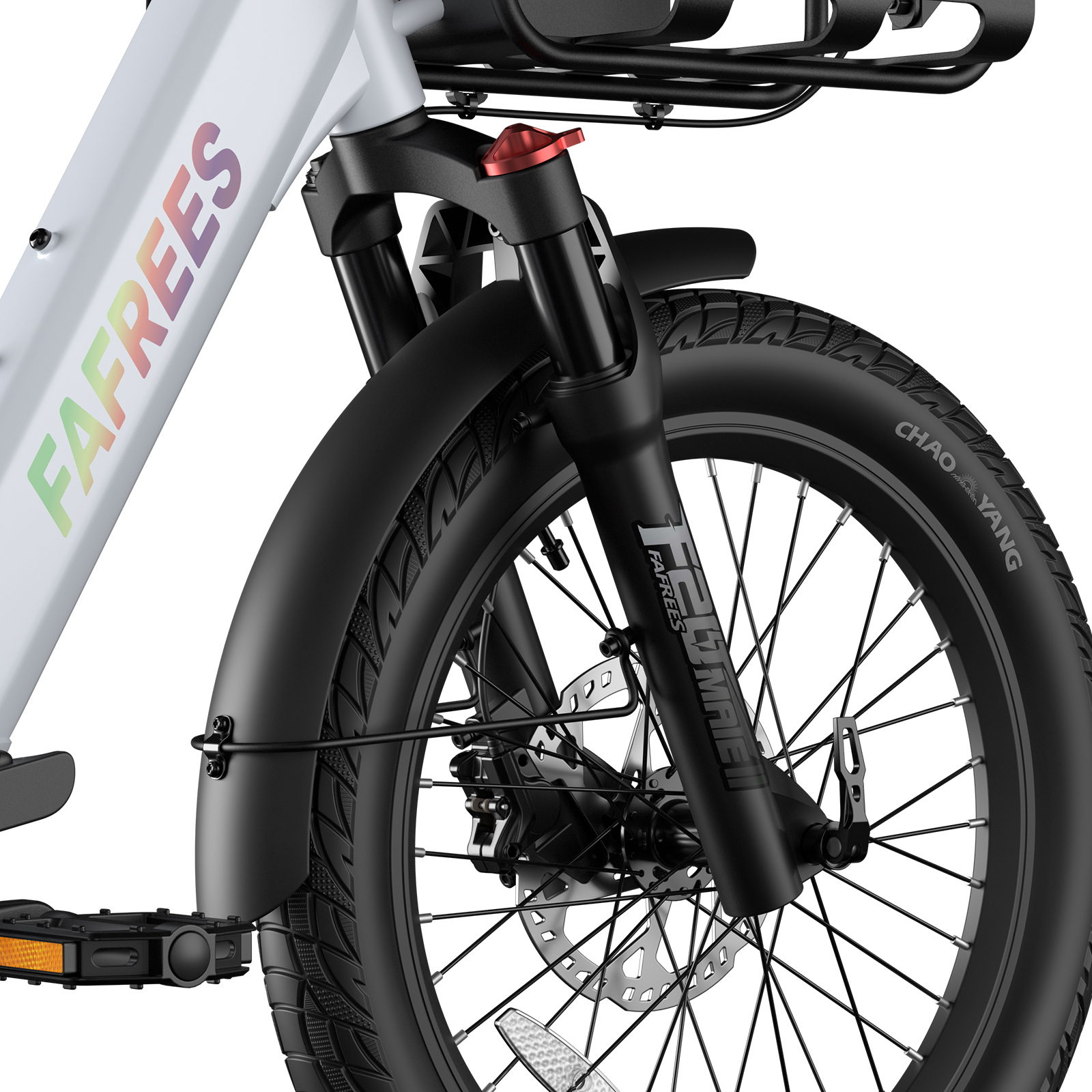 Vista frontal de una bicicleta blanca con guardabarros negro, horquilla de suspensión y rueda de radios.