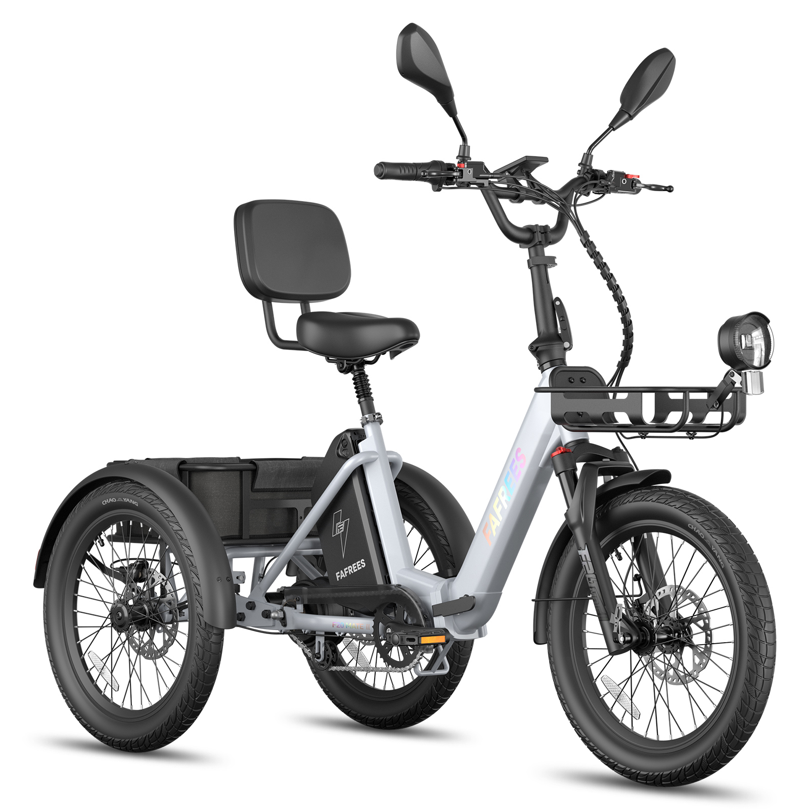 Un triciclo eléctrico gris claro con cesta delantera, portaequipajes trasero y asiento.