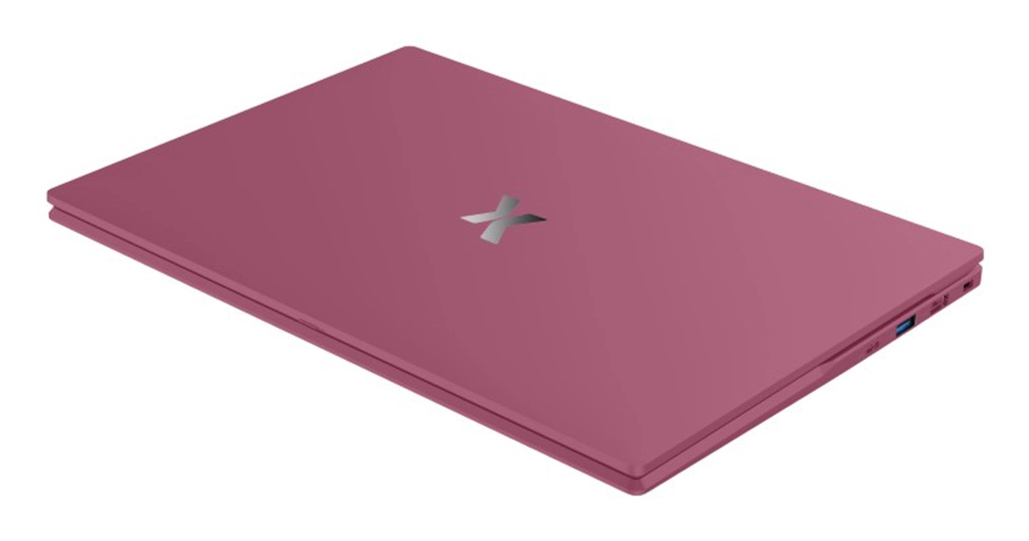 Zamknięty, różowy laptop ze srebrnym logo na pokrywie.