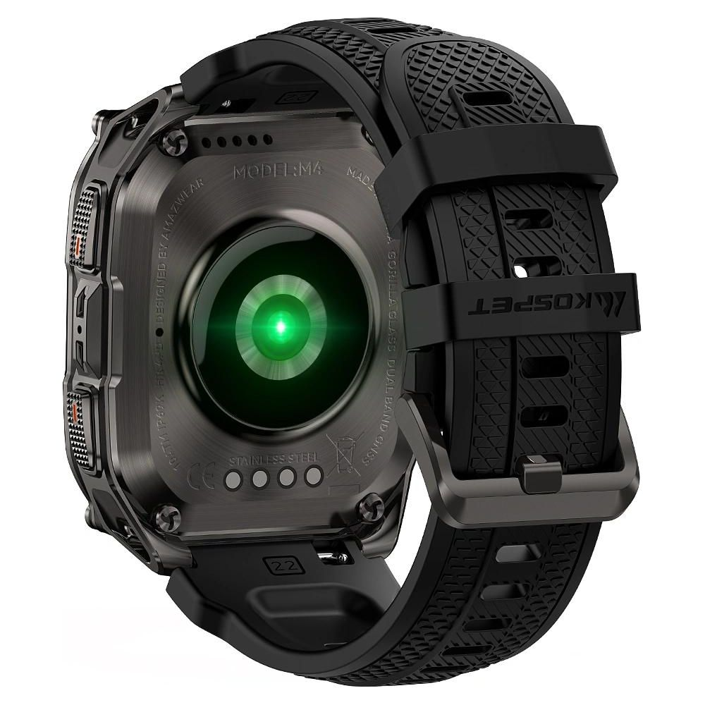 Retro di uno smartwatch nero con sensore verde luminoso e cinturino nero.
