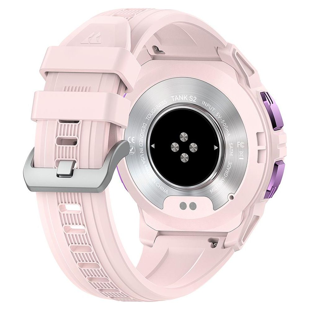 Różowy smartwatch z srebrną klamrą i fioletowymi przyciskami. Tył pokazuje tekst i styki ładowania.