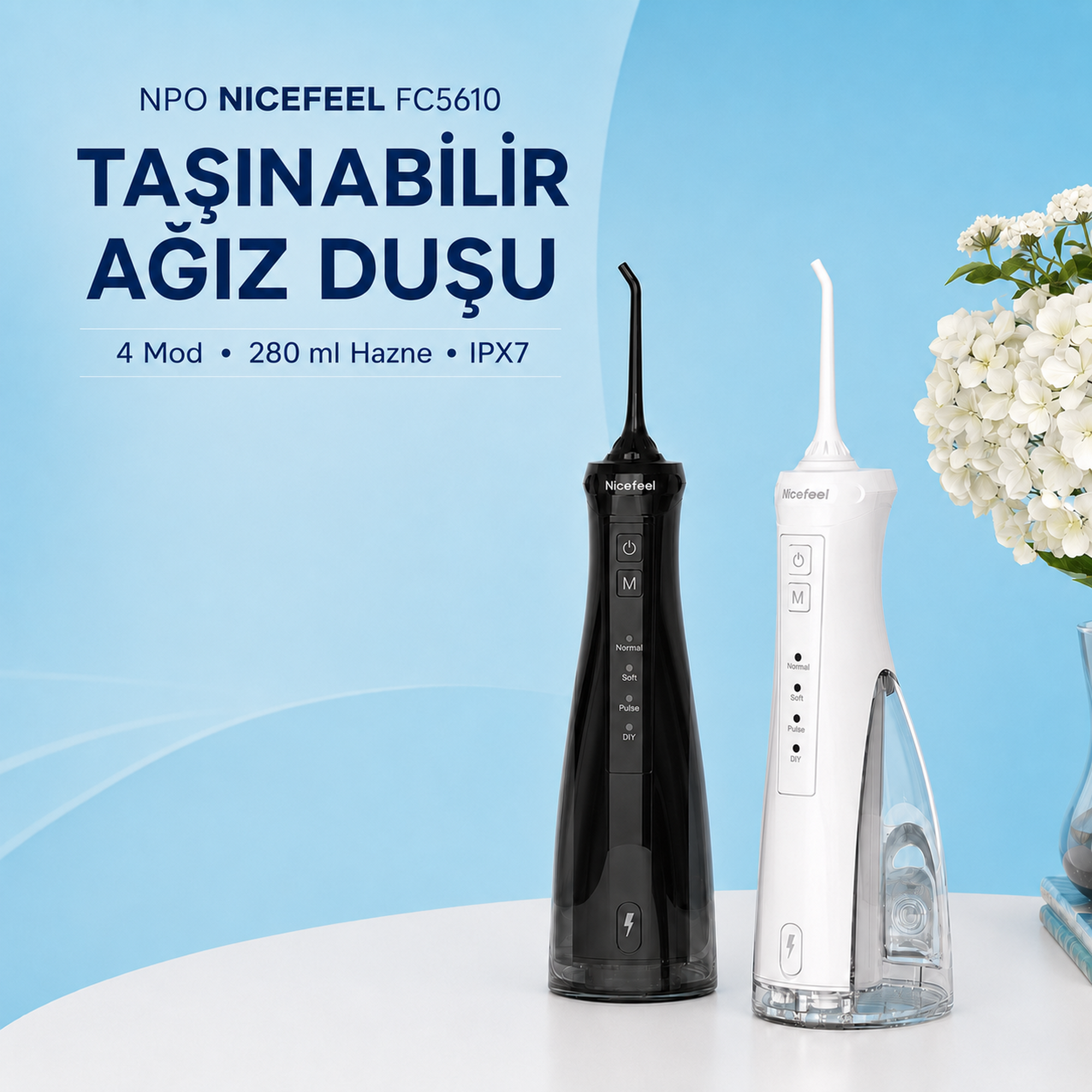 İki Nicefeel ağız duşu, siyah ve beyaz, çiçekli bir masada.