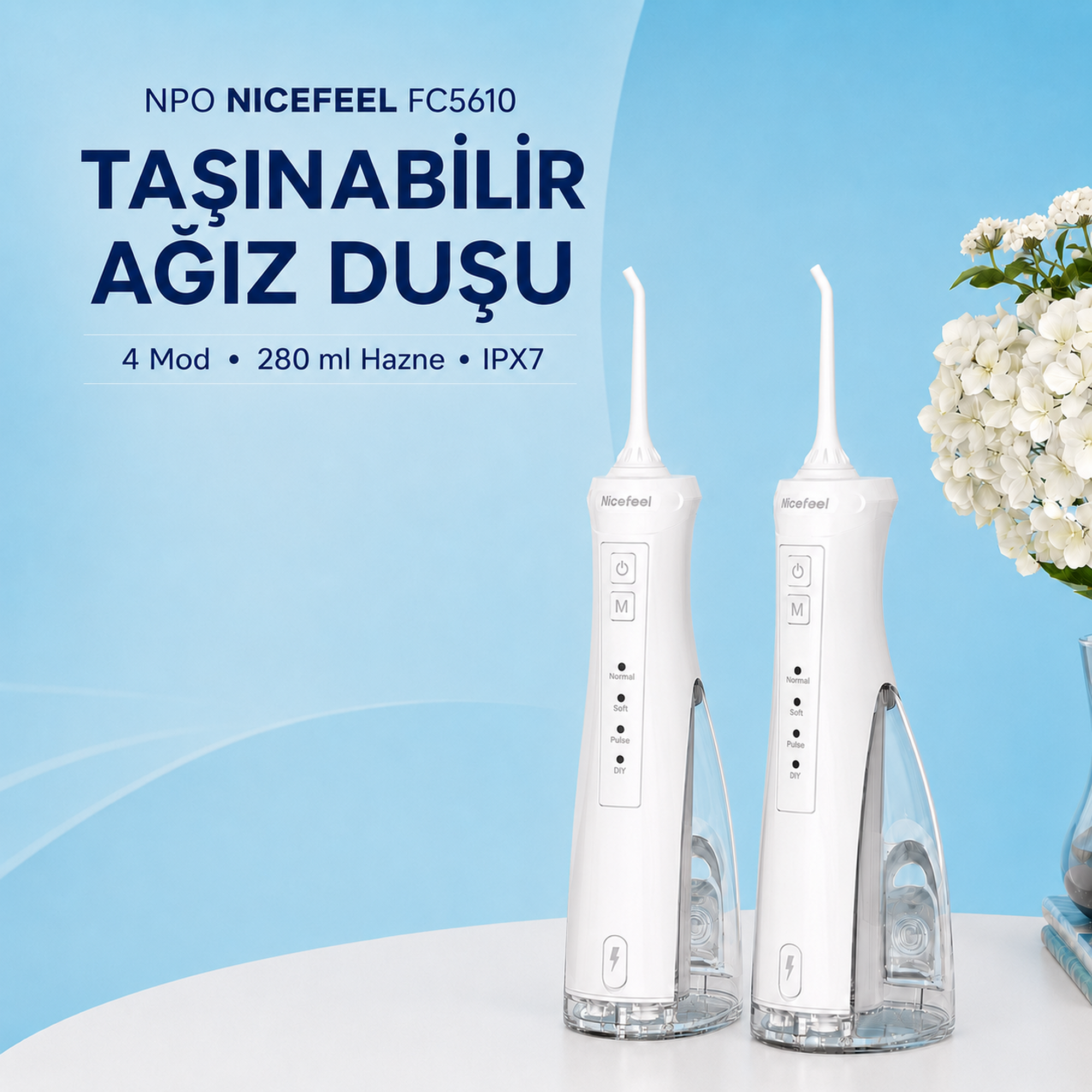 İki beyaz Nicefeel ağız duşu, beyaz çiçeklerin yanında masada duruyor.