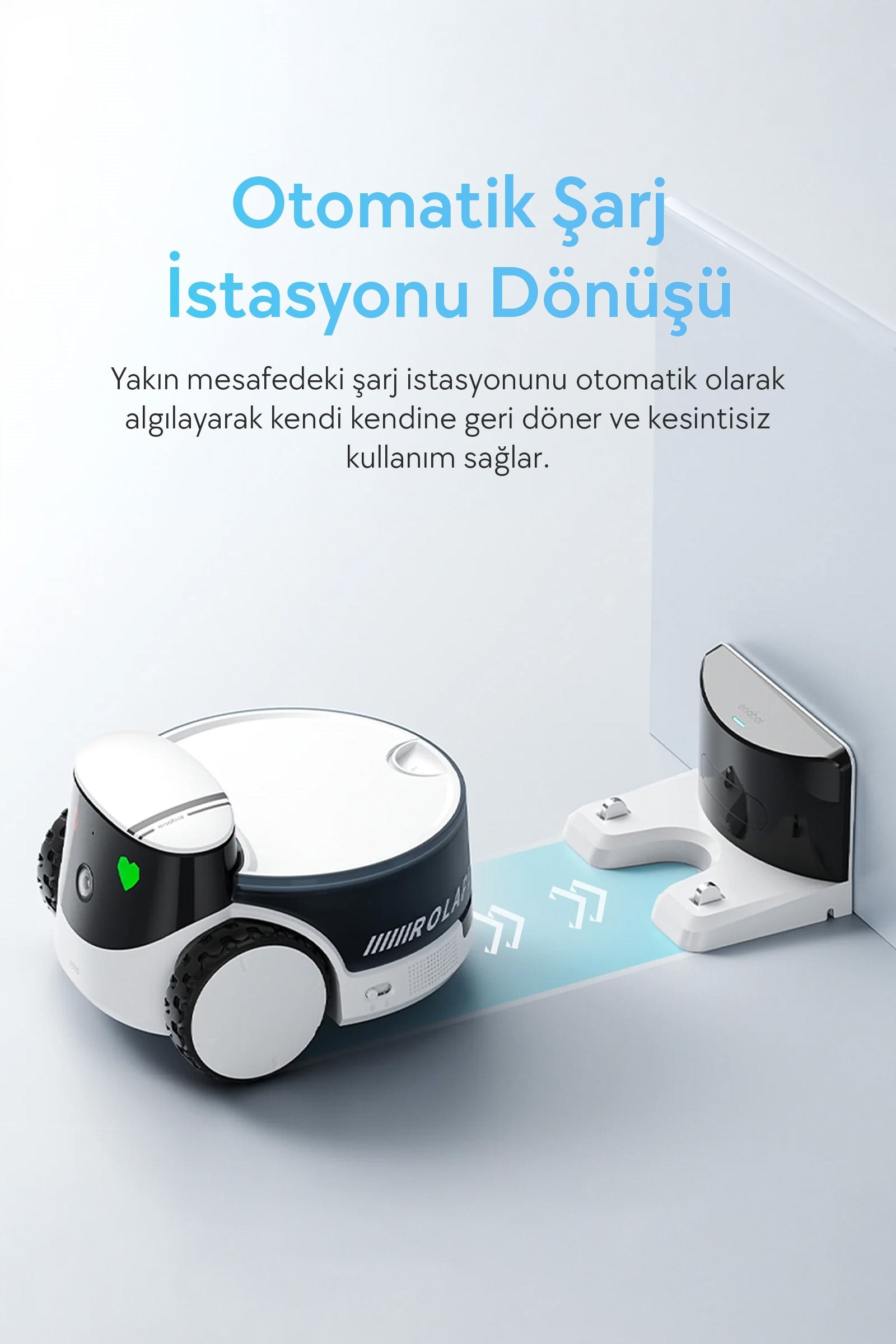 Yeşil kalp LED'li beyaz robot süpürge şarj istasyonuna geri dönüyor.