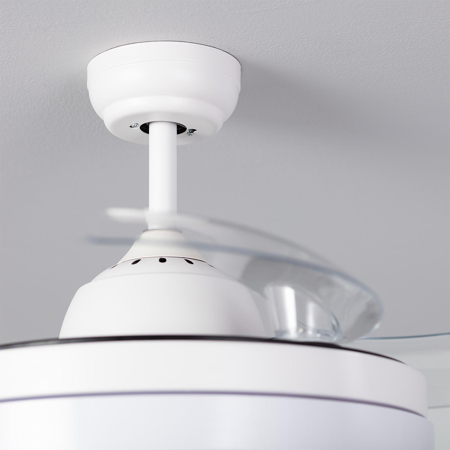 Ein weier Deckenventilator mit sich drehenden, transparenten Rotorblättern.