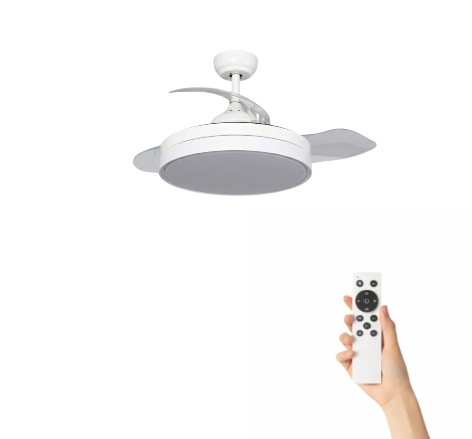 Ein weier Deckenventilator mit Licht und eine Hand, die eine Fernbedienung hält.