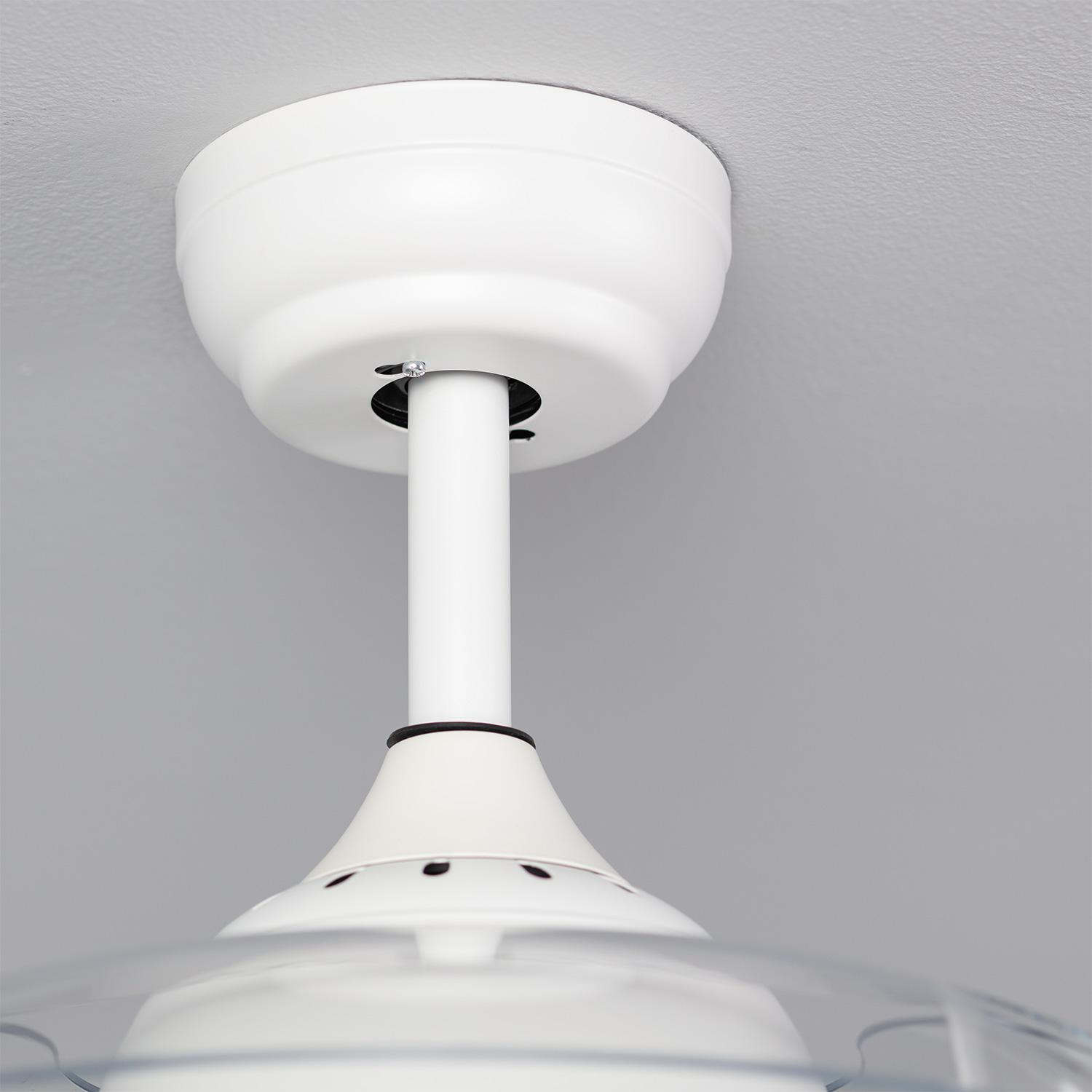 Ein weißer Deckenventilator mit einer Deckenhalterung und einem Schaft.