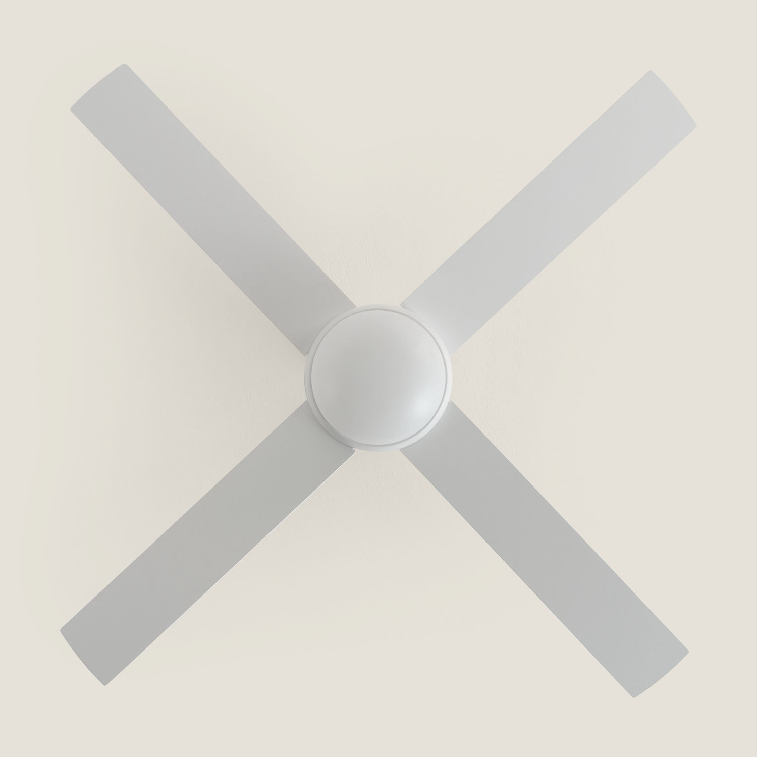 Eine weiße Deckenventilator mit vier Blättern gegen einen cremefarbenen Hintergrund.