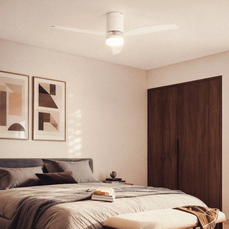 Modernes Schlafzimmer mit weißem Deckenventilator, Bett, Kunst und Holzschrank.