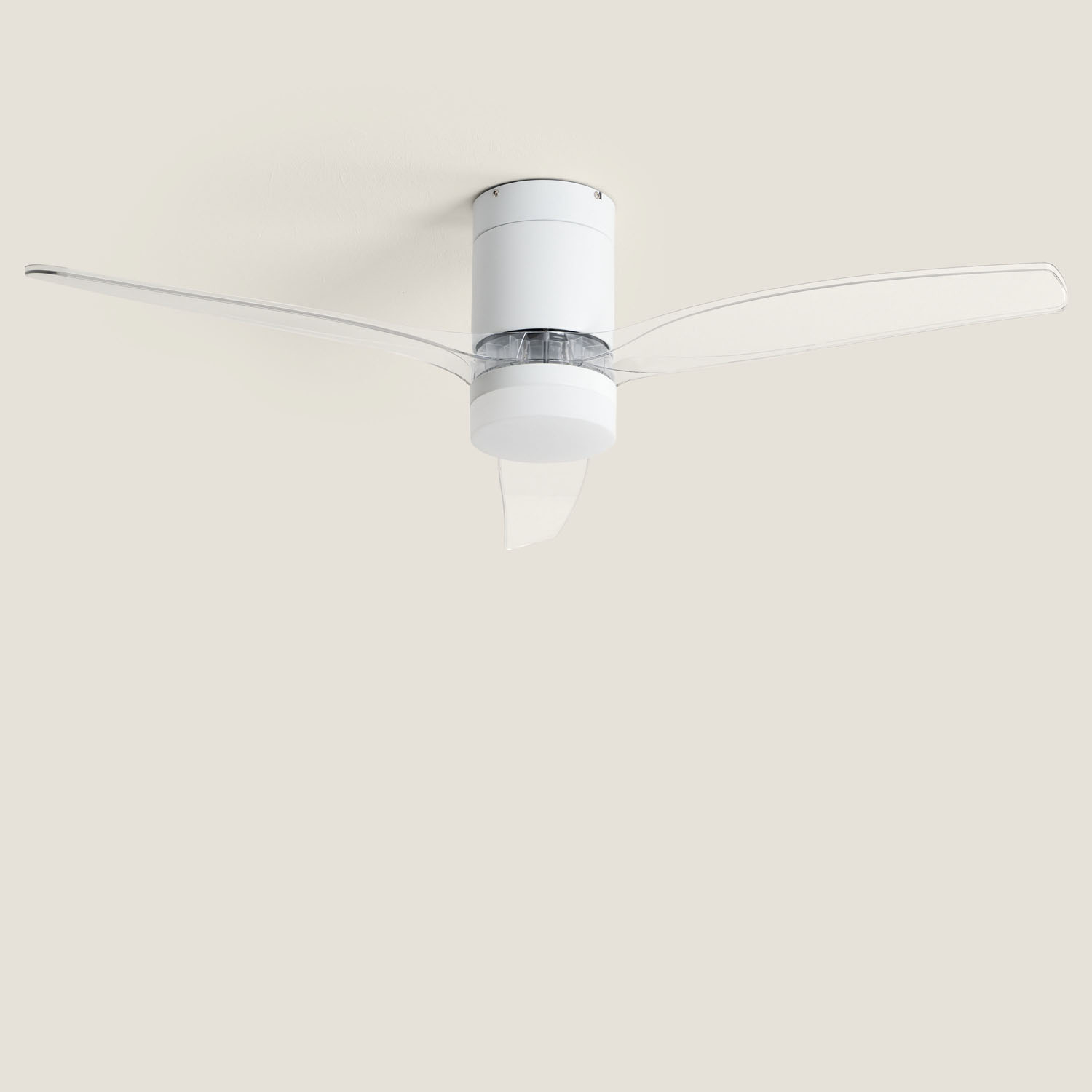 Ein weier Deckenventilator mit drei durchsichtigen Rotorblättern an einer cremefarbenen Decke.