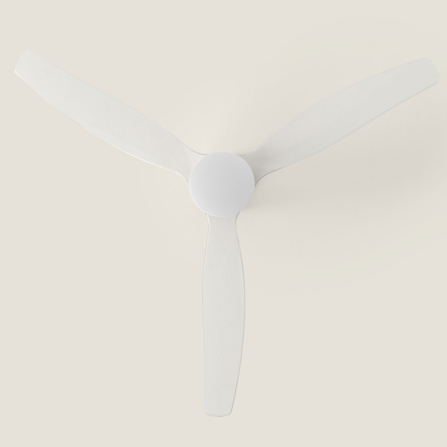 Ein weißer Deckenventilator mit drei Flügeln auf einem hellen Hintergrund.