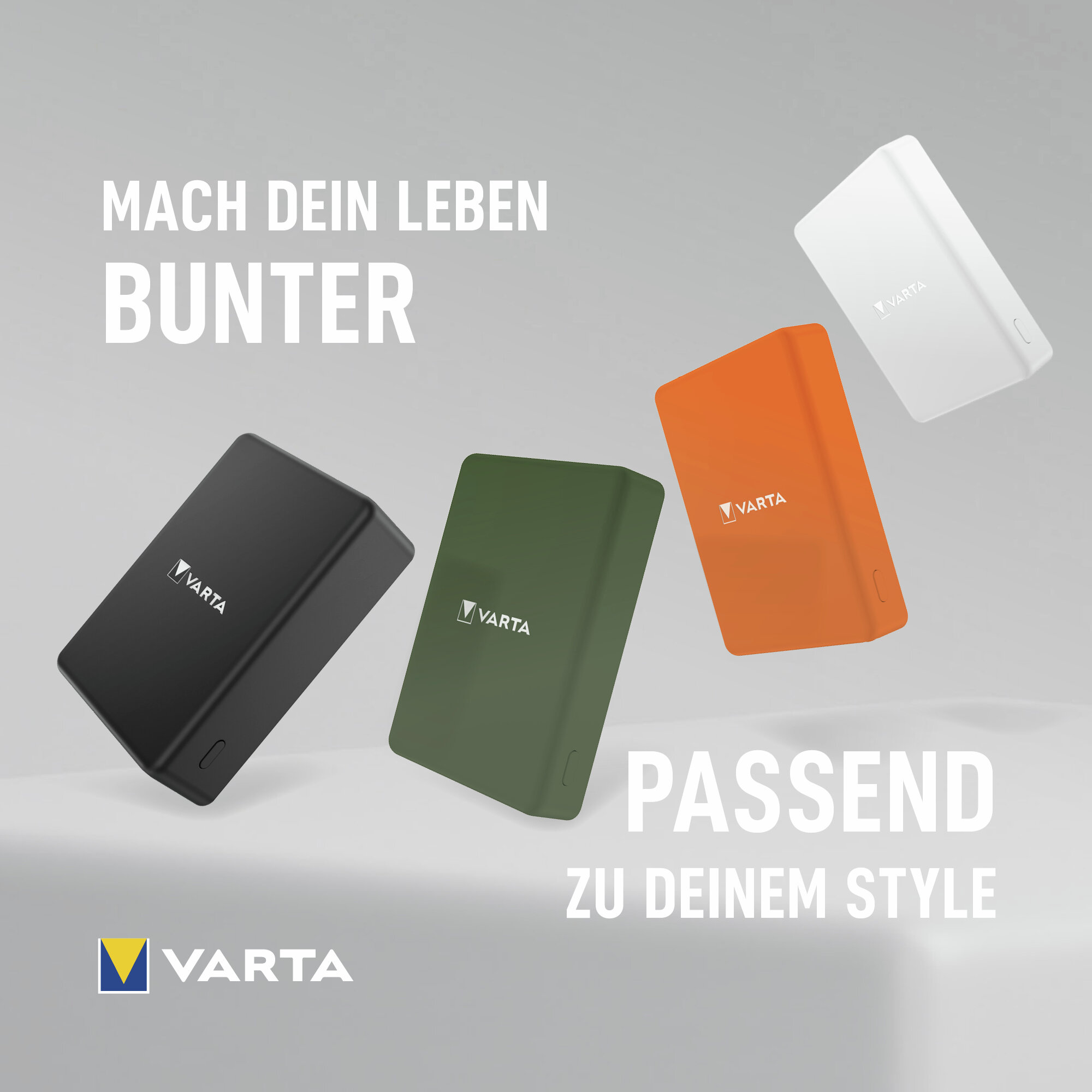 Quattro power bank Varta nere, verdi, arancioni e bianche su sfondo grigio.