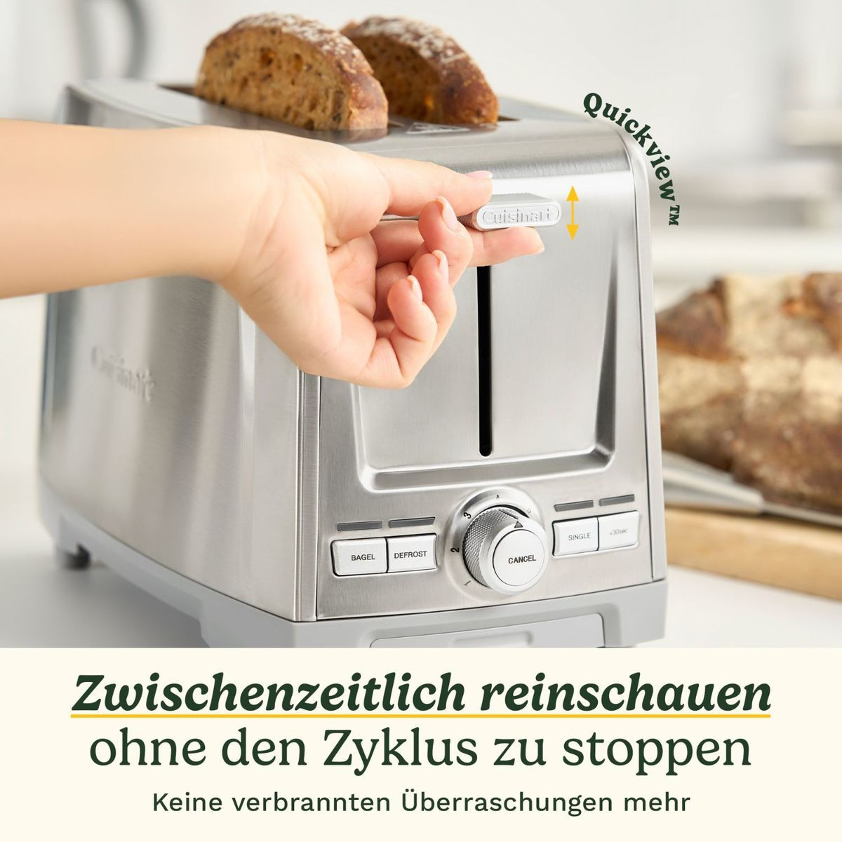 Tostapane argento con due fette di pane, una mano aziona la leva. Con funzione Quickview.