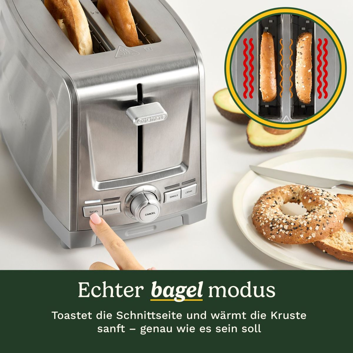 Un tostapane argentato con fette di pane e bagel. Una mano preme il pulsante bagel.
