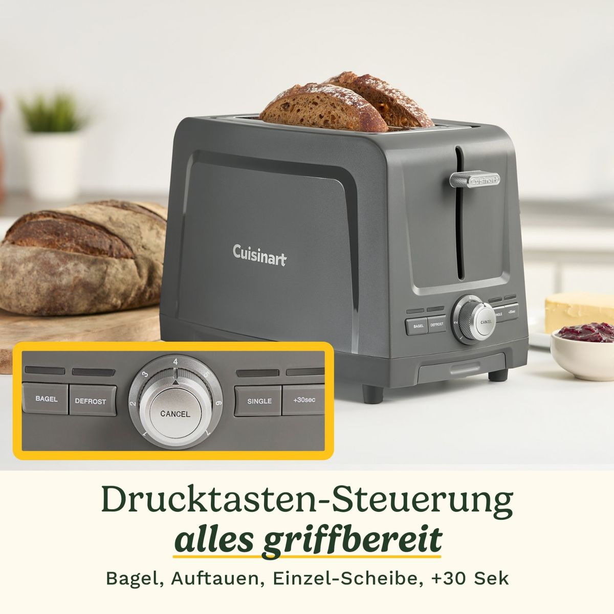 Tostapane Cuisinart grigio con pane e toast.