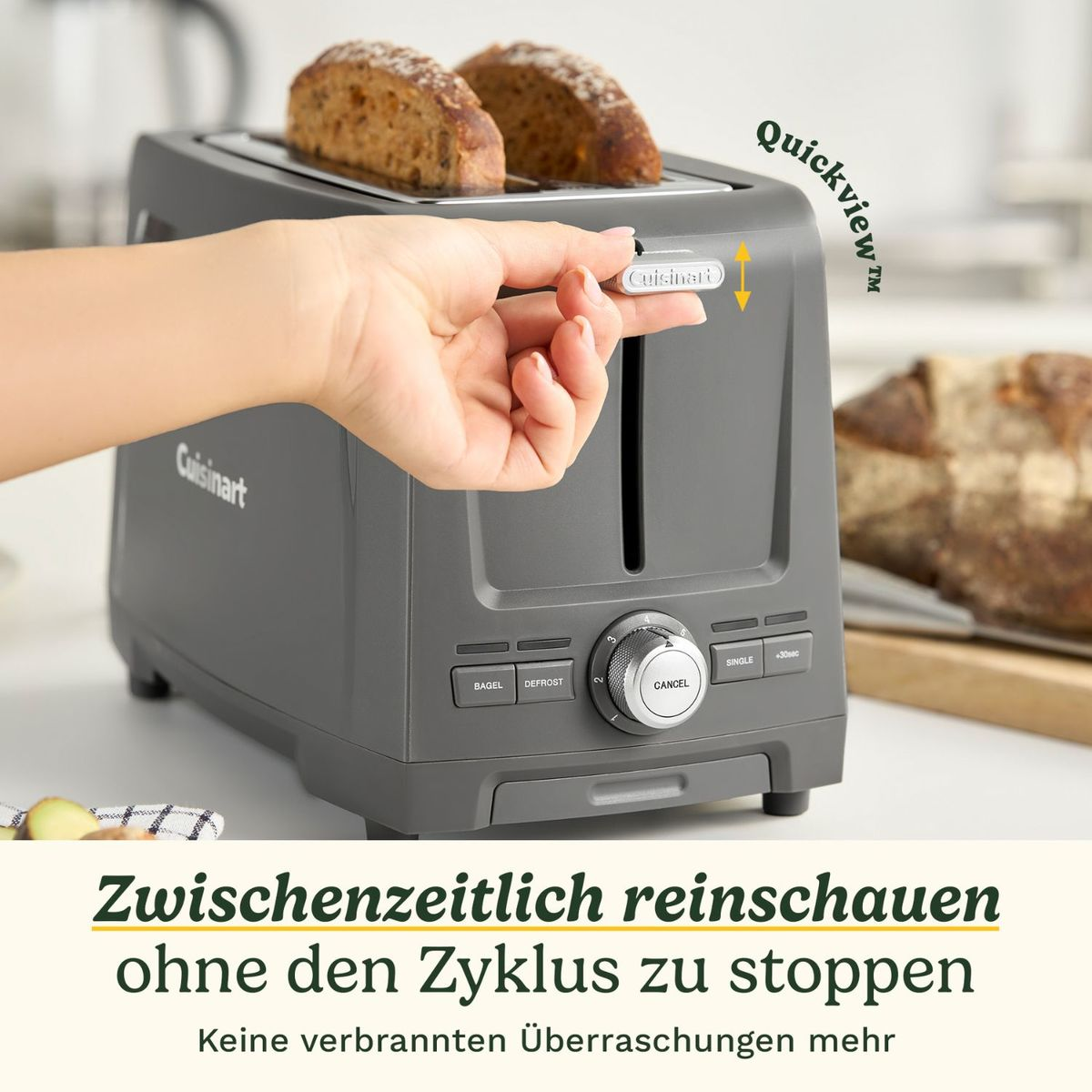 Tostapane Cuisinart grigio con due fette di pane, una mano solleva la leva.