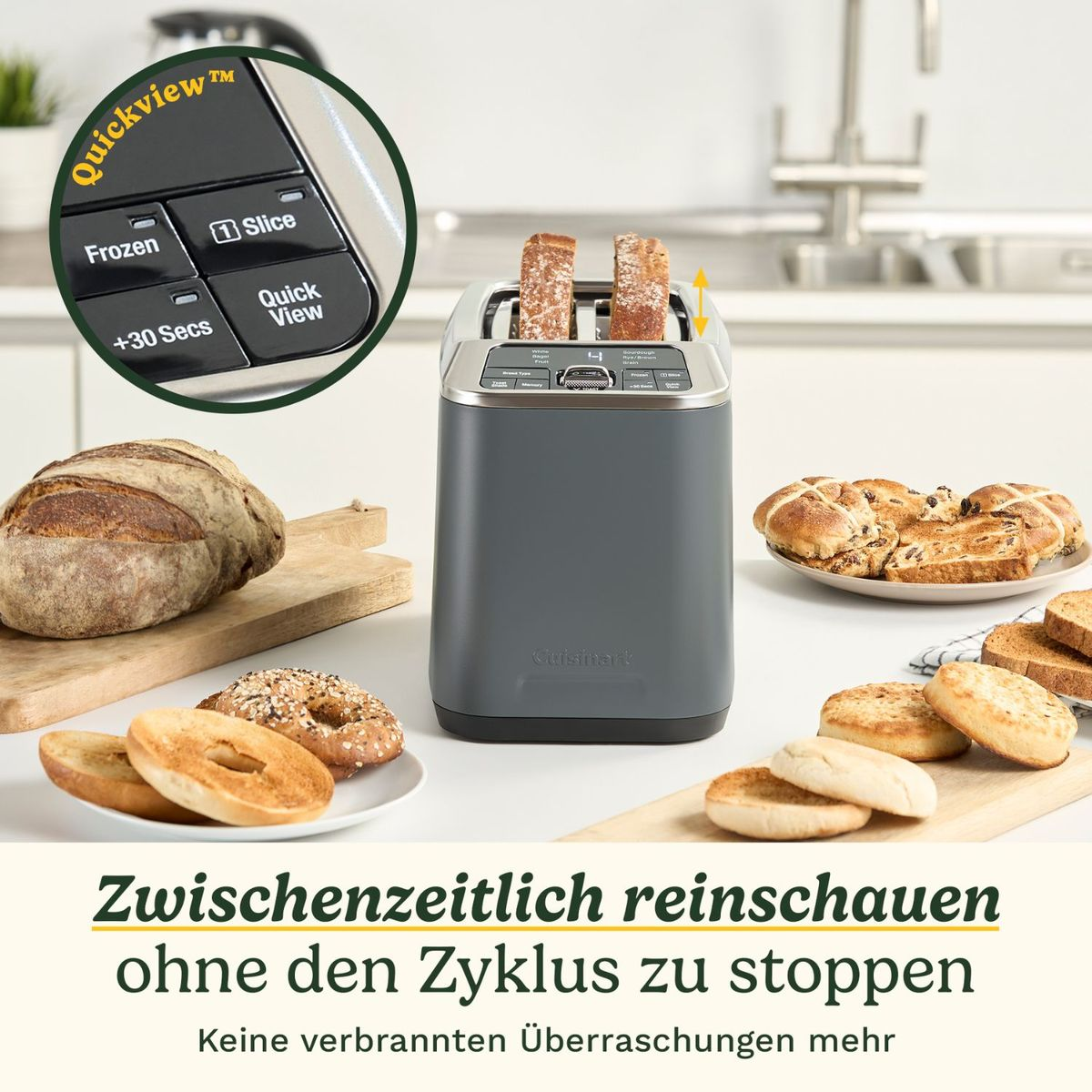 Tostapane Cuisinart grigio con fette di pane, bagel, pane e toast sul bancone.