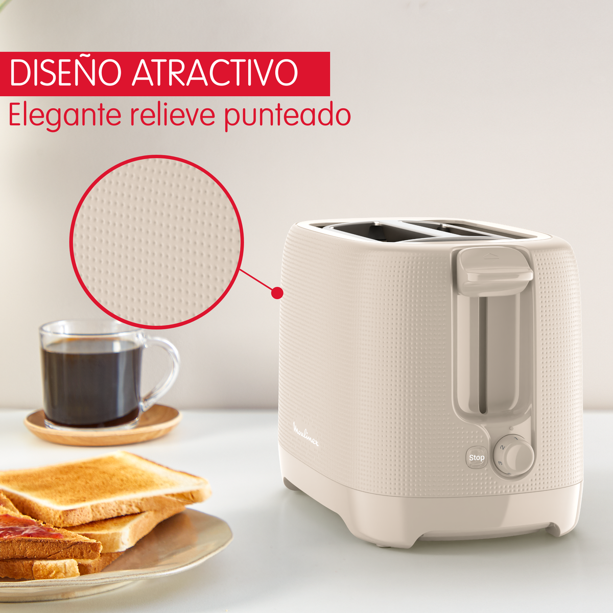 Un tostapane color crema con rilievo a pois, accanto a toast e caffè.
