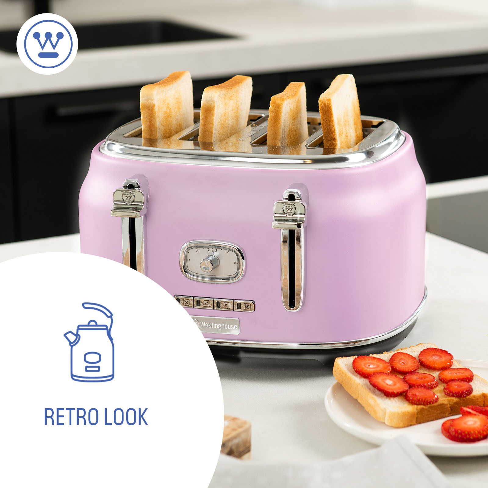 Ein lavendelfarbener Toaster mit vier Toastbrotscheiben und Erdbeer-Toast daneben.