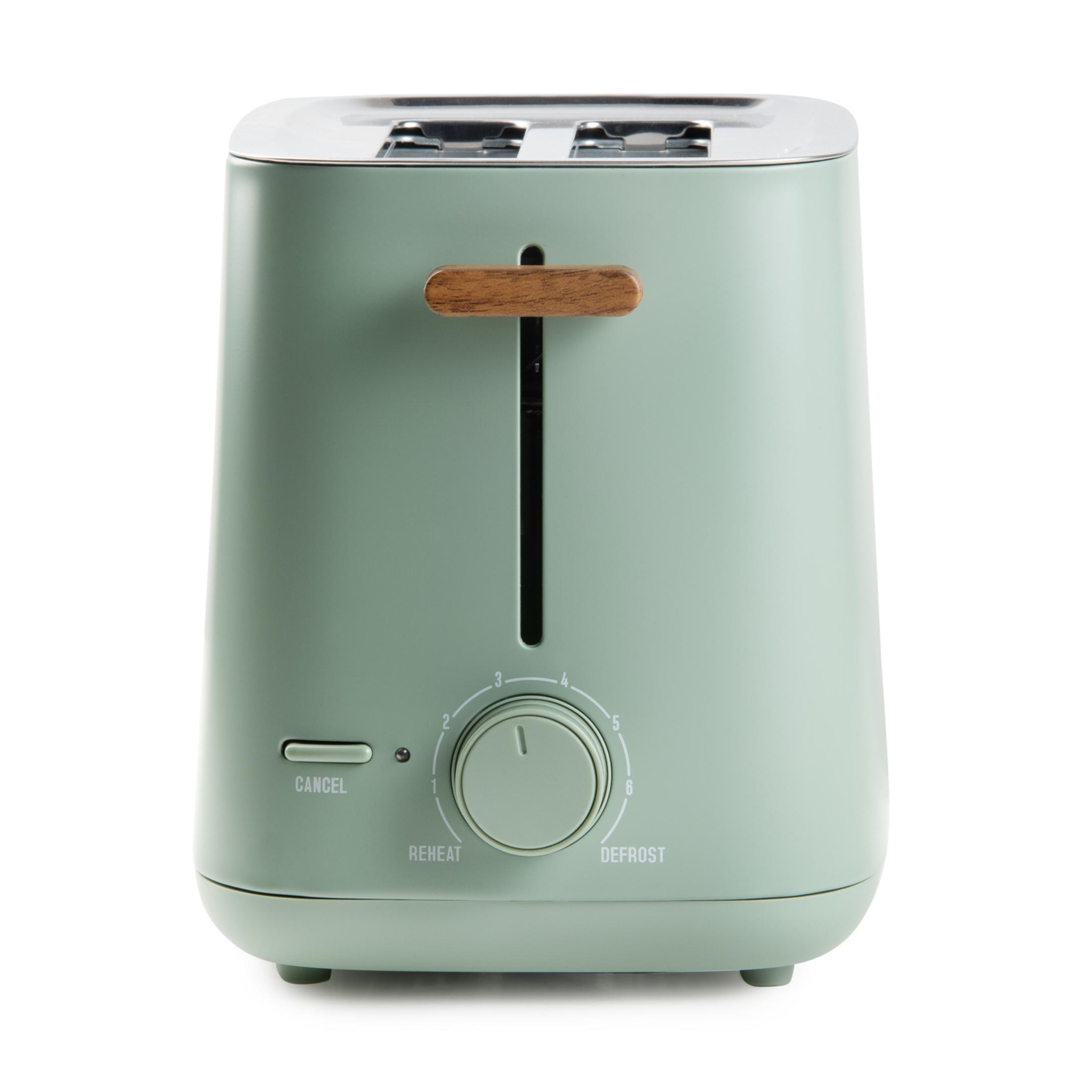 Ein hellgrüner Toaster mit silbernen Akzenten und Holzhebel.