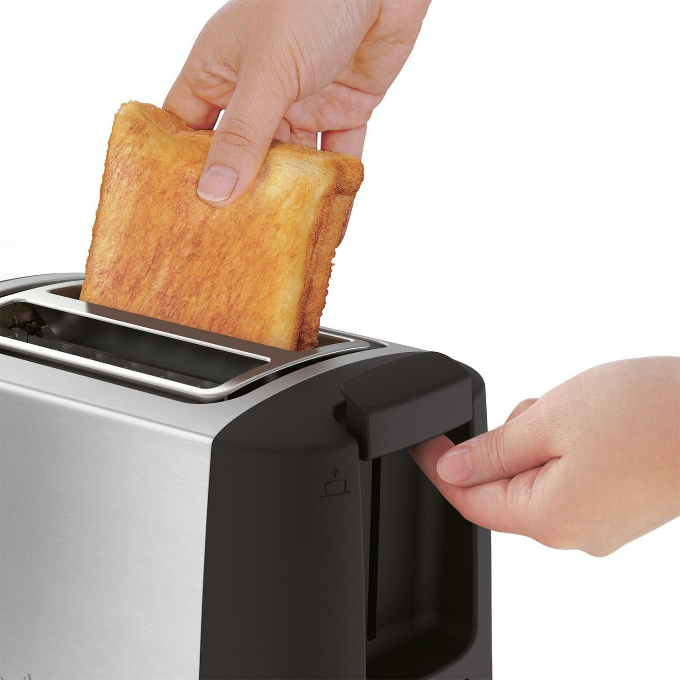 Eine Hand legt Toast in einen Toaster, während eine andere Hand den Hebel herunterdrückt.