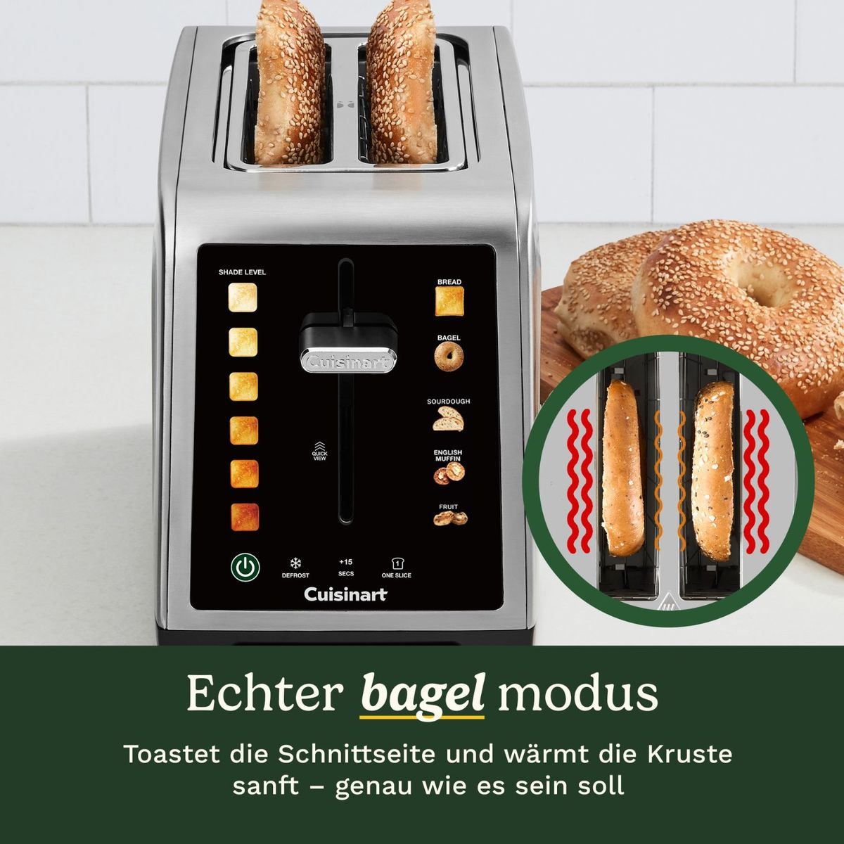 Tostapane in acciaio inox con bagel e fette di toast all'interno e accanto.