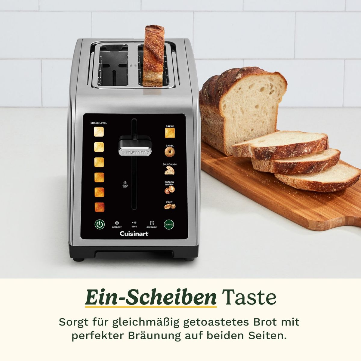 Tostapane argentato con toast. Accanto, un pane e fette su tagliere.