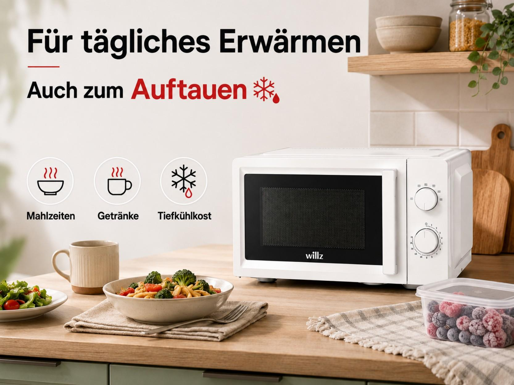 Weiße Mikrowelle mit Essen und gefrorenen Beeren im Vordergrund.
