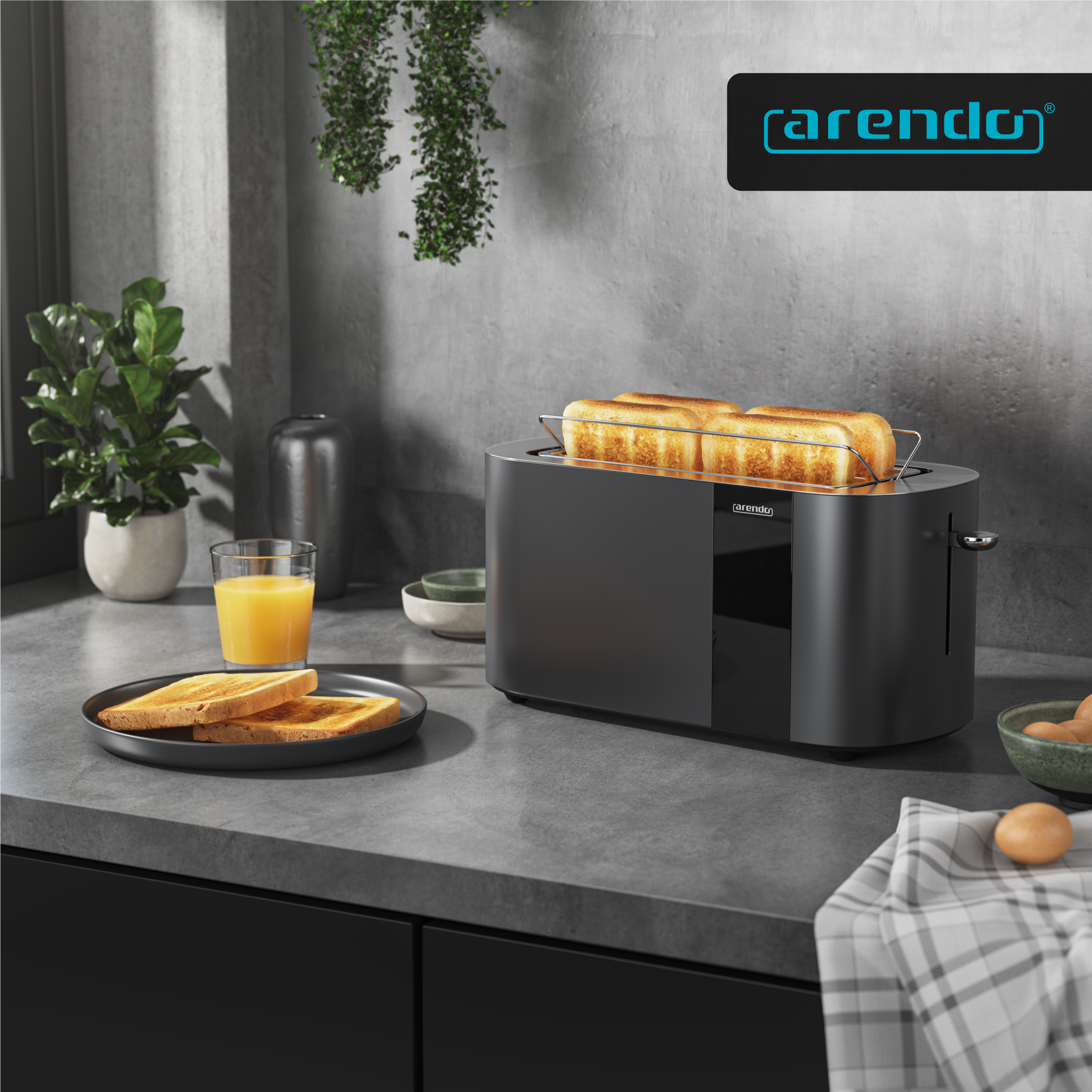 Ein schwarzer Toaster mit vier gerösteten Brotscheiben, daneben ein Glas Orangensaft und Eier.