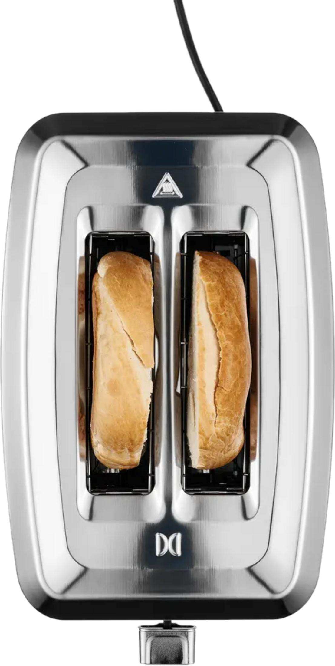 Ein silberner Toaster mit zwei Brothälften darin.