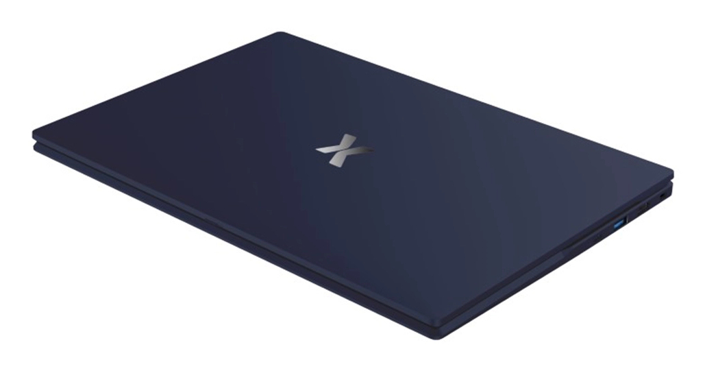 Ciemnoniebieski laptop z srebrnym logo na klapie i portem USB z boku.