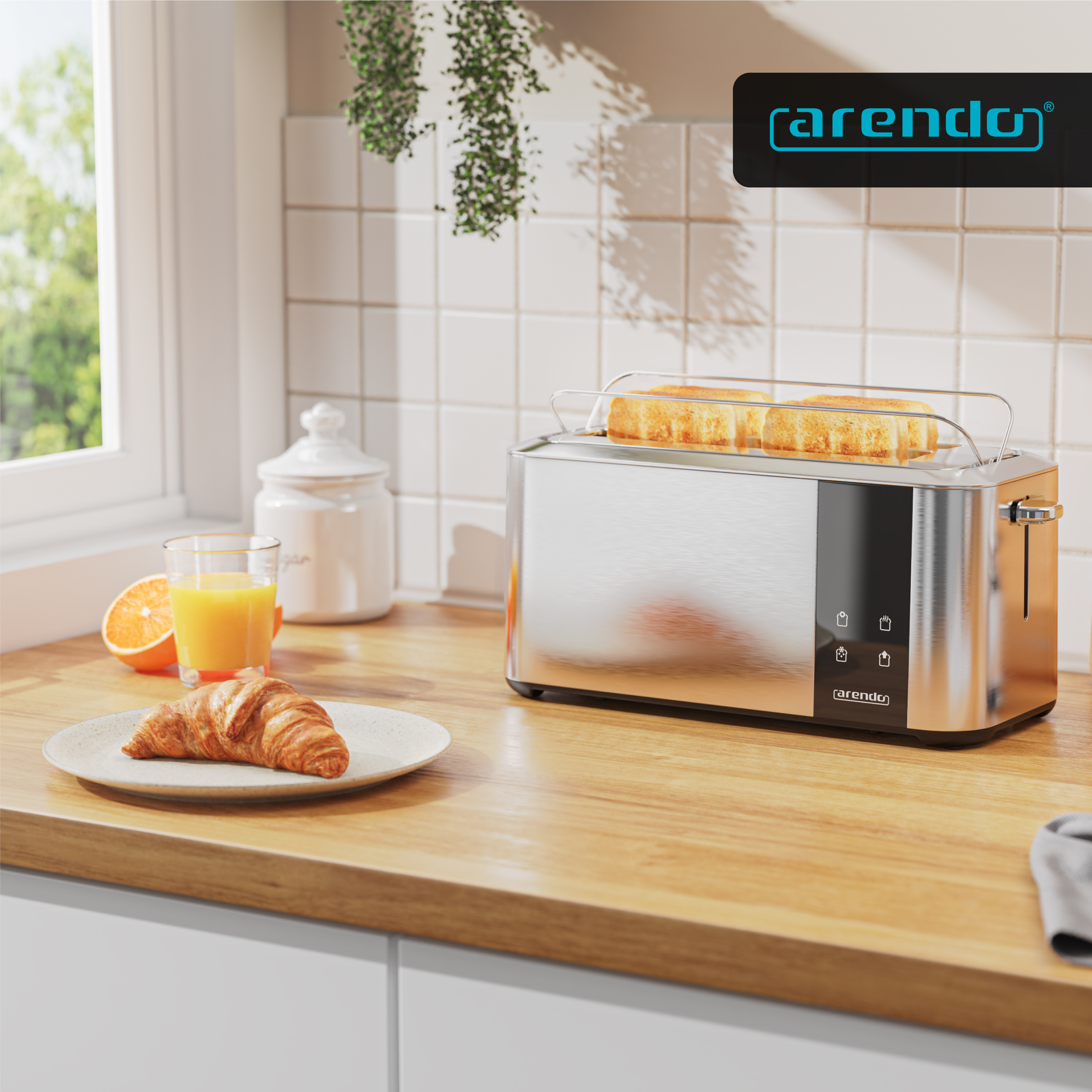 Ein silberner Toaster mit Toast, daneben ein Croissant und Orangensaft.