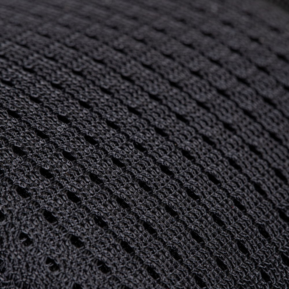 Primo piano di tessuto a rete nero con linee diagonali e piccoli spazi.
