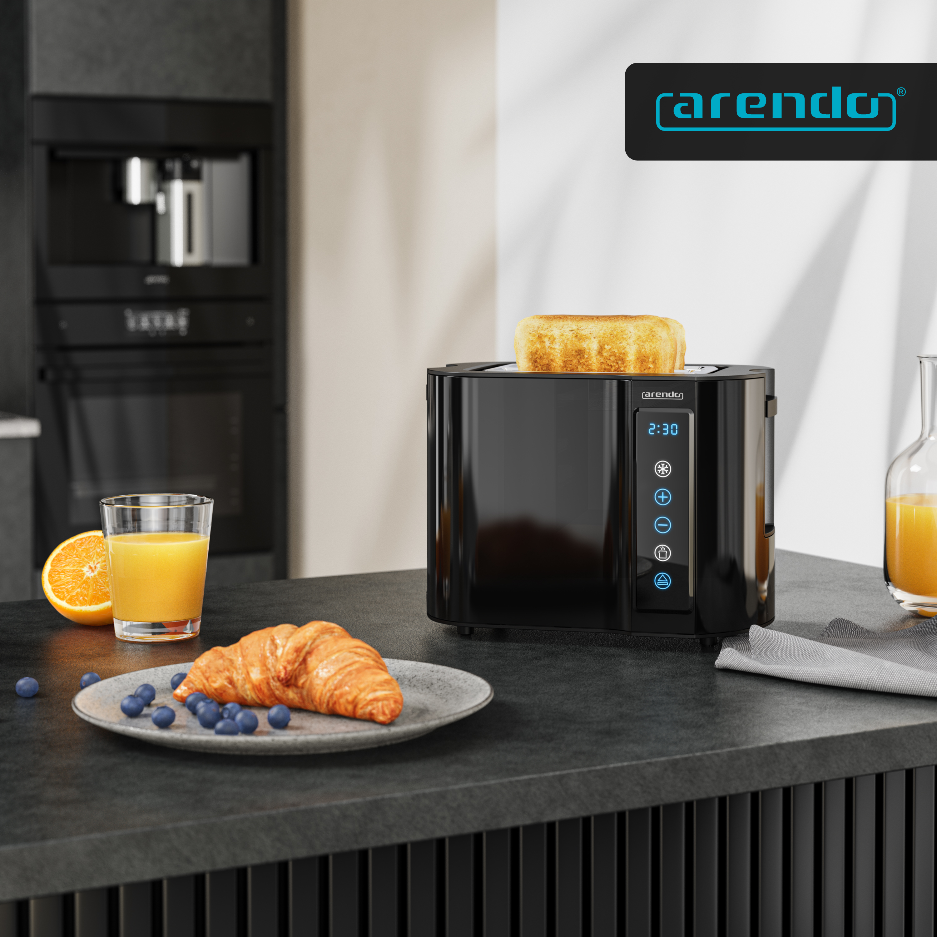 Ein schwarzer Toaster mit Toast, daneben ein Croissant, Beeren, Orangensaft und ein Glas.