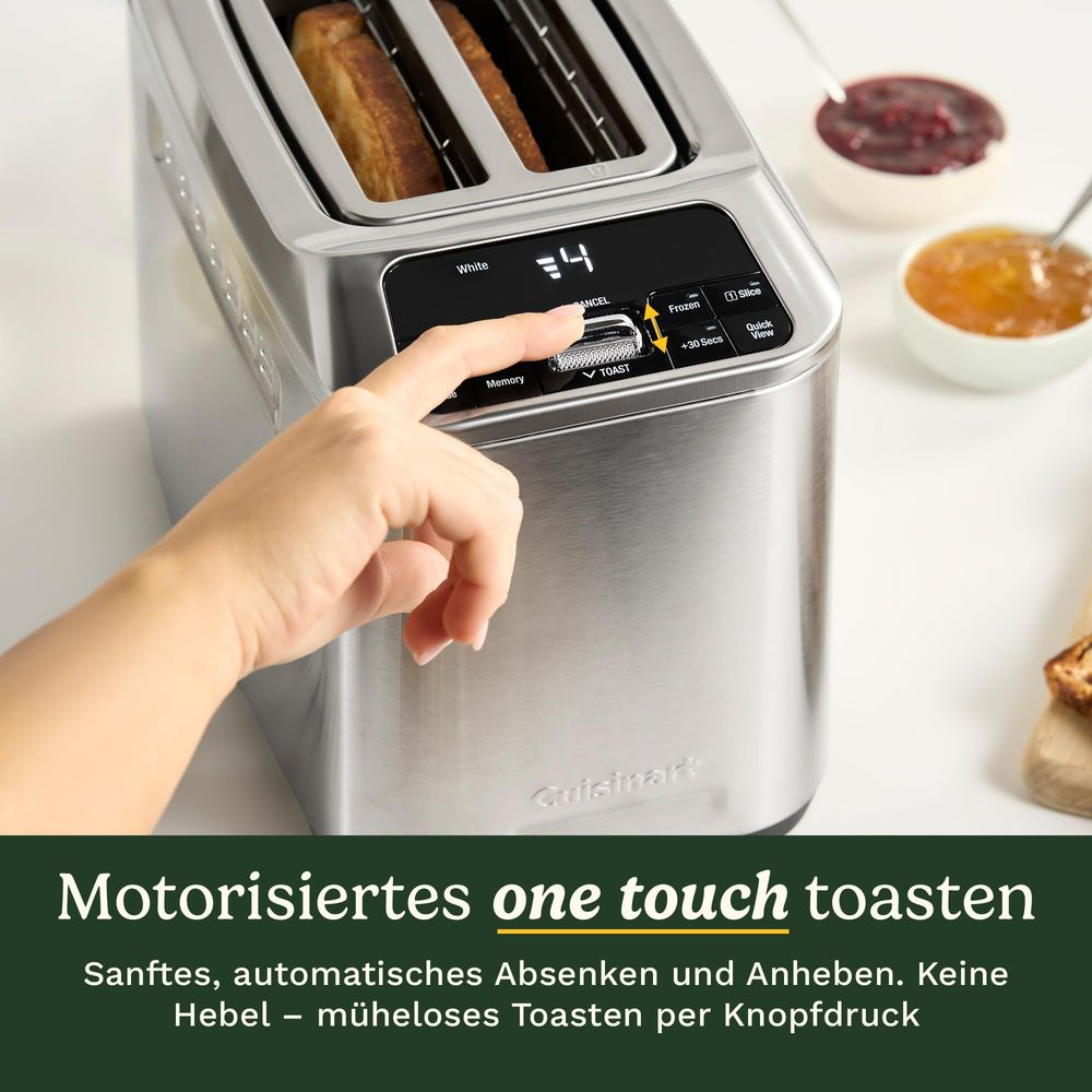 Una mano aziona un tostapane argentato con toast all'interno. Due piccole ciotole di marmellata sono accanto.
