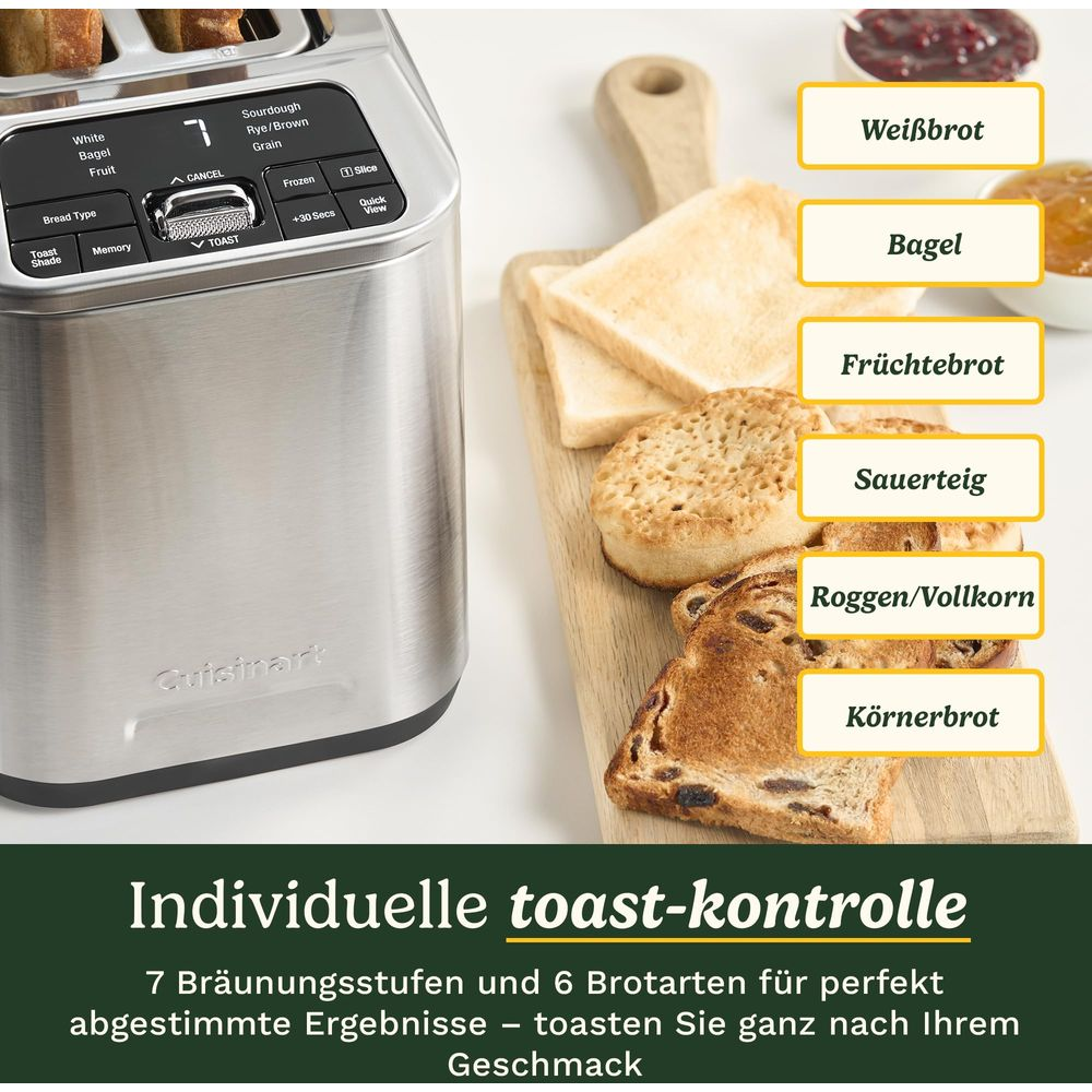 Tostapane in acciaio inossidabile con vari tipi di pane su un tagliere accanto.
