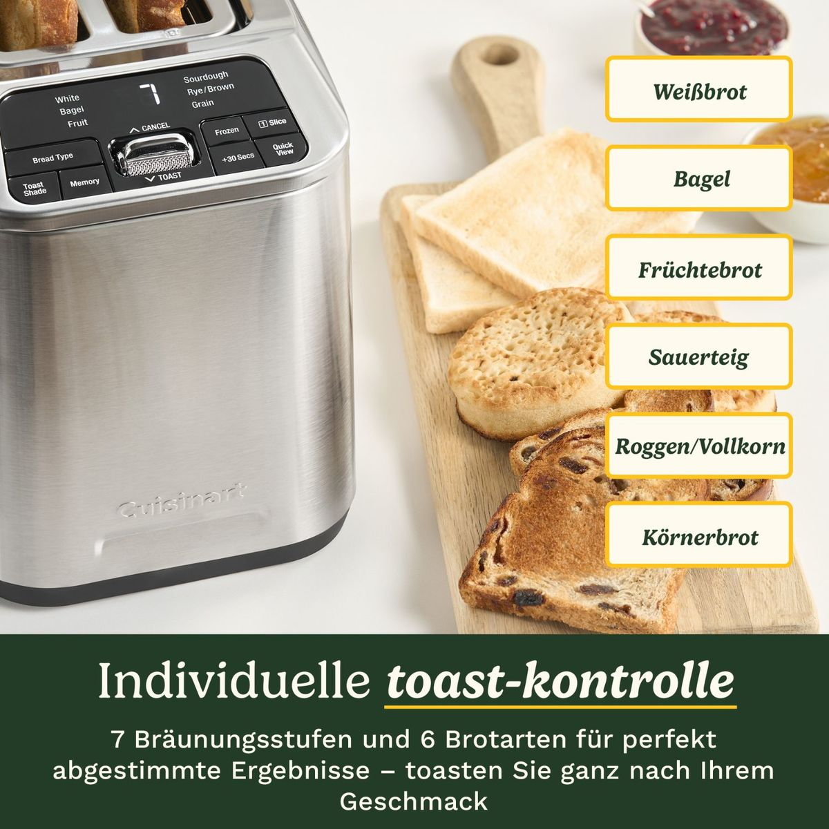 Un tostapane Cuisinart con vari tipi di pane su un tagliere di legno accanto.