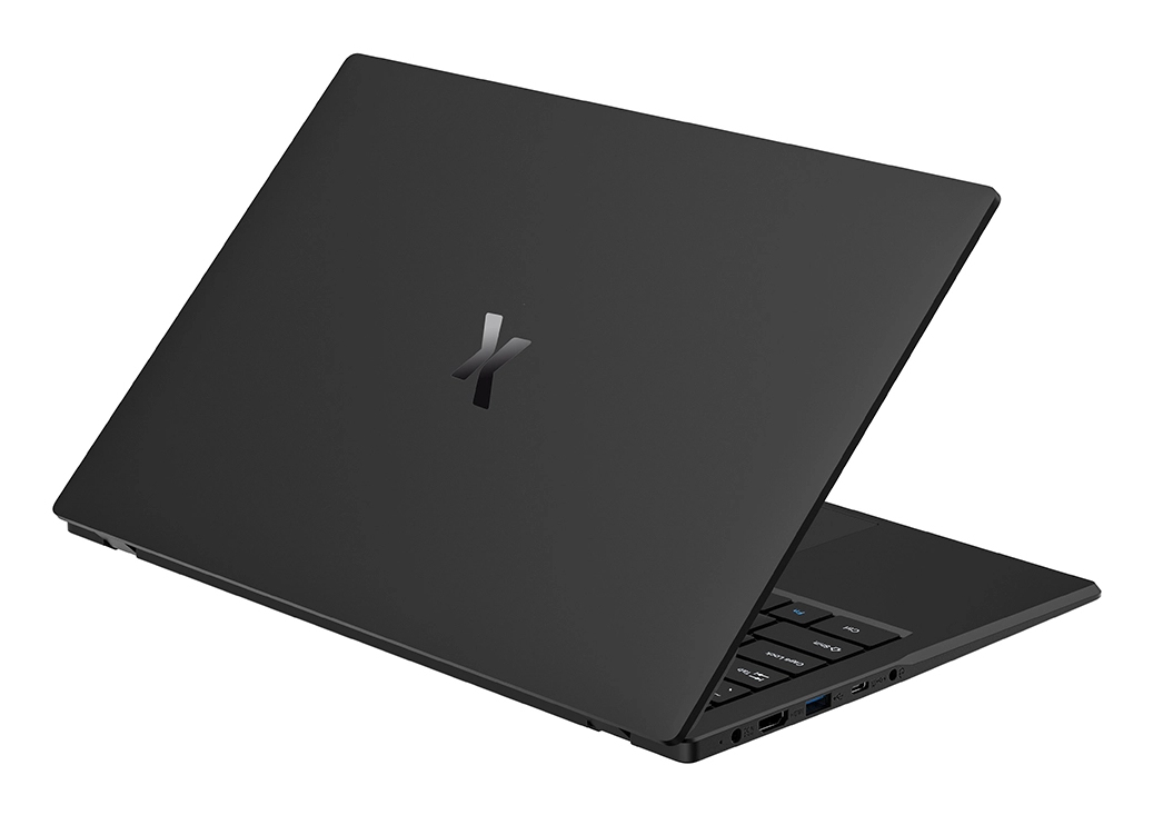 Czarny laptop, częściowo otwarty, z srebrnym logo na pokrywie.