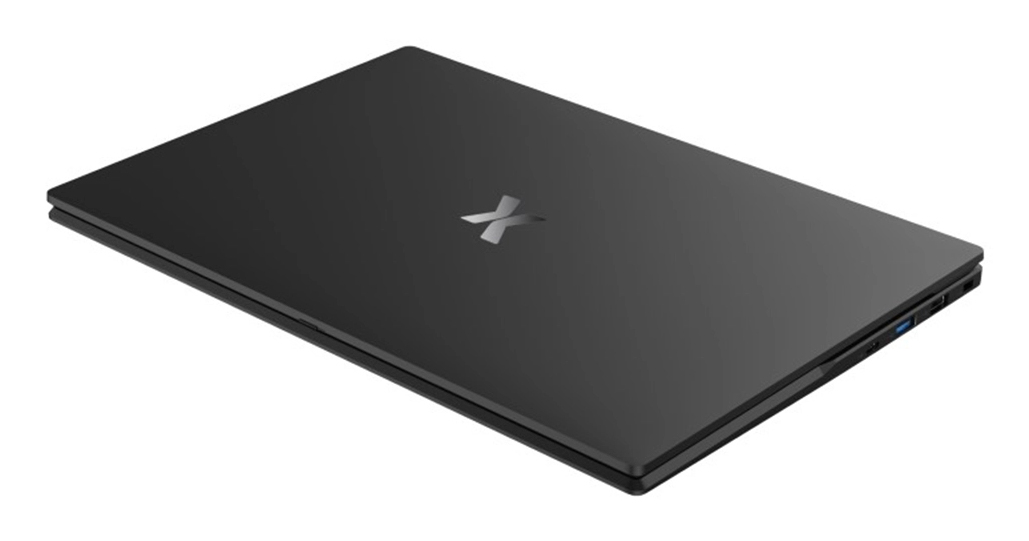 Zamknięty czarny laptop z srebrnym logo na pokrywie i portami.
