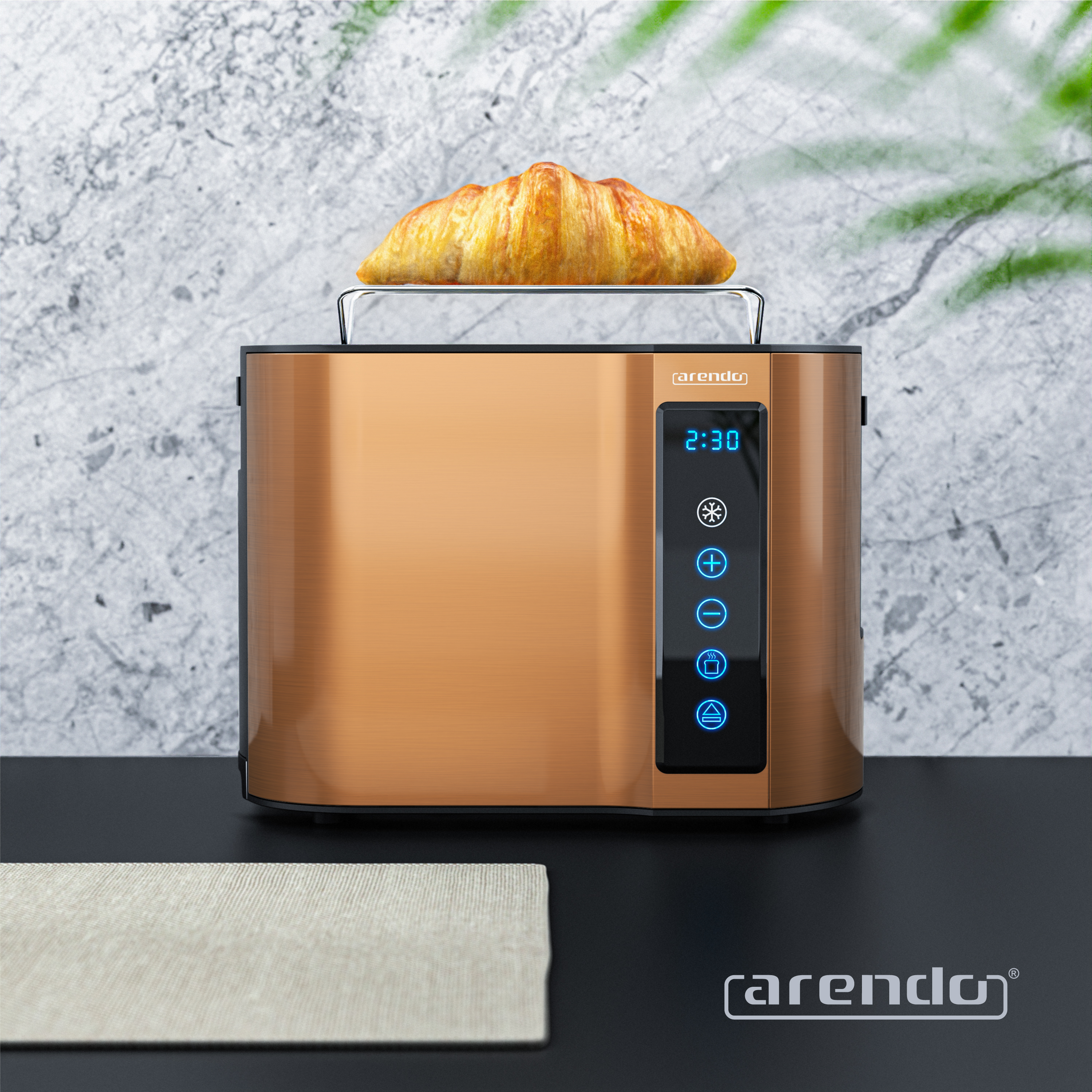 Ein goldener Toaster mit einem Croissant oben drauf vor einer Steinwand.