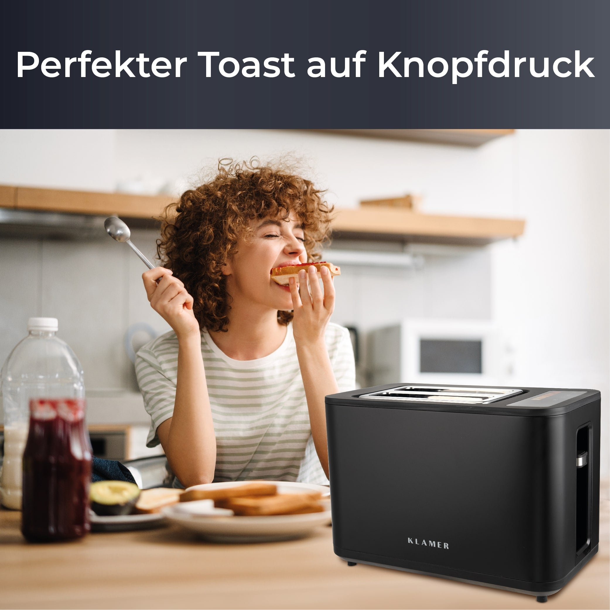 Frau isst Toast mit Marmelade, daneben ein Toaster und Frühstückszutaten.